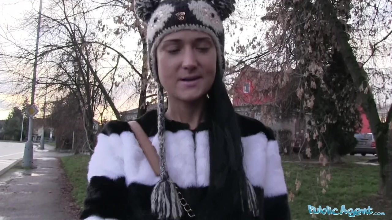 Public Agent - aranyos orosz nőci az utcáról