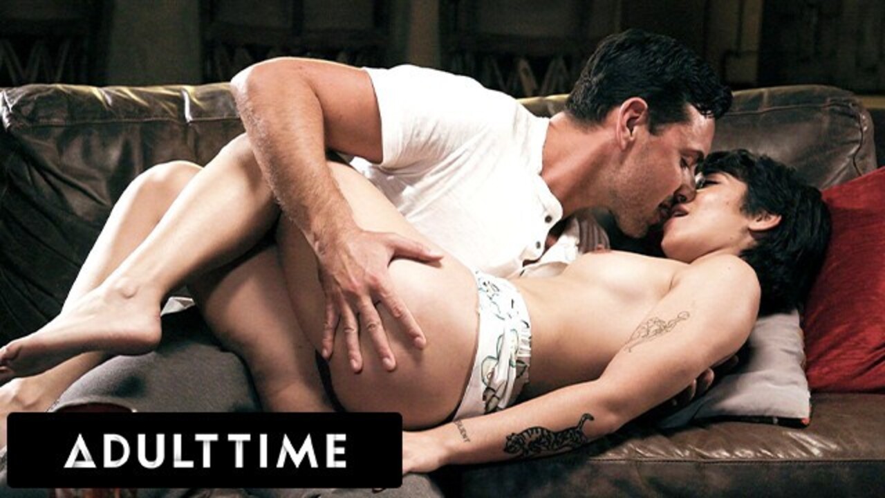 ADULT TIME - Leszbi zsenge creampie-re vágyik, miközben először kap farkat!