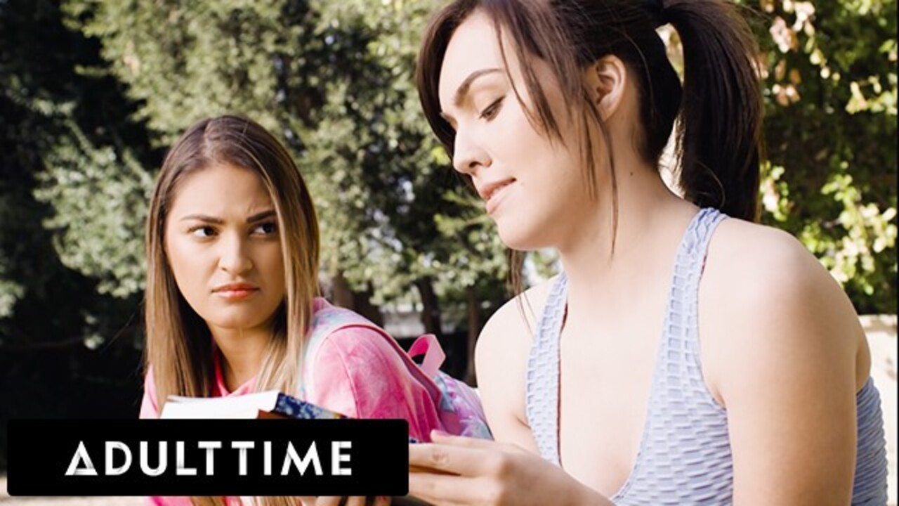 ADULT TIME - Koleszos Freya Parker beleszeret félénk lesbi tanítójába, Gizelle Blancóba