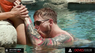 Izgató nagymellű transzvesztita Brittney Kade telefröcskölt arccal fenék után