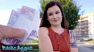 Csábító pici Eliss meztelenül pózol amatőr fotózáson