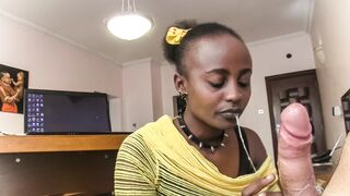 Nyakörves néger repedtsarkú nyáladzik a főnök hímvesszőjén