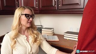 Szenvedélyes 40-es Julia Robbie és a zsenge fickó