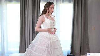 Mellbombás menyasszony szeretkezik a vőlegény nevelő testvérével