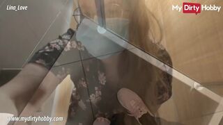 Lina Love mellbimbós csajszika masturbál közkonyhában