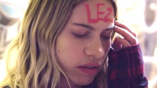 Fiatal lányok forró fürdőszobai lezbi játszmája