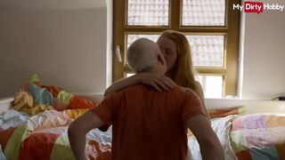 Világos Szőke zsenge nyögés míg az korosodó megdugja a pináját