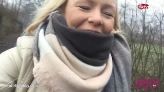 Forró fiatal bige kerékpáron dörzsöli szaftos puncáját