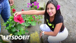 A csoki hajú latina milf-et utcai vadászatban szerezzük be mély dugásra