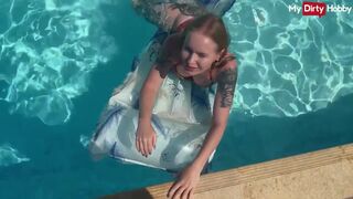 Emma wolf a tüzes spiné aki a medencében kefél vadul