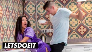 A gyönyörű szobalány Jade Presley kitakarít és cidázza a kolosszális faszkat a forró szálláson