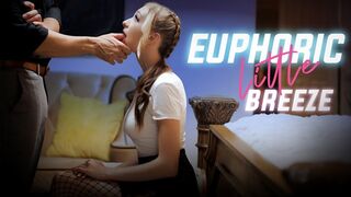 Cuki tinédzser Breezy Bri kinky hangulatban csábítja a nevelő atyja barátját csábító alsóruhában