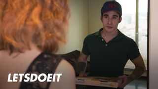 Megcsaló buxa Arian Joy először a barátját baszogatja, aztán a kézbesítő pasi megdugja jól