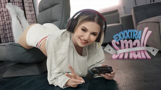 Pici fiatal kishölgy Aria Banks elkapja magas mostohabátyját Chris Epicet, aki a szobájában veri a kárója