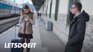 Selvaggia zsenge csajszi felfogta Charlie Dean orbitális faszát egy gyors pov dugásra