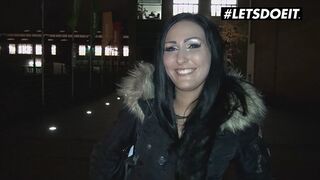 Mira grey német néger örömlány kufircolja az idegent pénzért a buszon