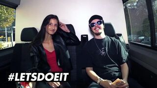Vékony csoki Coco Kiss pénzért leszopja a orbitális néger fazt az autóban
