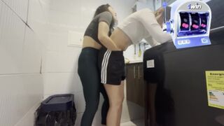 Titkos lezbi gangbang a mosókonyhában