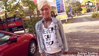 Utcán kúrás német benzinállomáson: pov milf cidázás