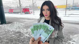 Vonatbéli csábítás: kis csajt szólítunk meg castingra közvetlenül a szekrényben