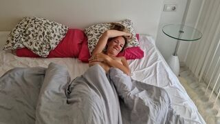 Ellenállhatatlan pasas megbassza a haver feleségét, miután az lelépett, és pov videót készít neki
