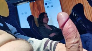 Idegen fiatal orálozza a fazsat a buszon