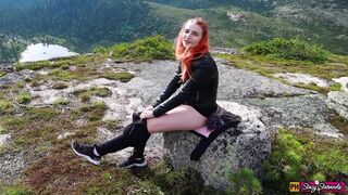 Zsenge vörös gádzsi masturbál a hegyekben orgiáig