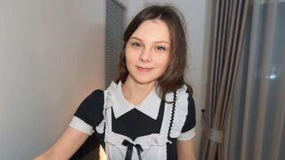 Szenvedélyes szobalányt keményen megbasszák takarítás után és összelövik az arcát