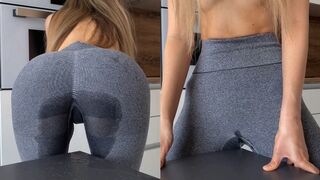 Tinédzser csaj vadul dörzsöli magát az asztalhoz, amíg a leggingse telis-tele spriccel