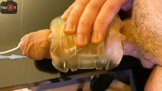 Forró faszdörzsölés fleshlightben vad nyögéssel és mocskos szavakkal nagyméretű élvezésig