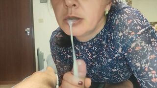 Ne mondd el senkinek! csábító milf nevelő anya szopással segít a nevelő fiának és szájába élvez