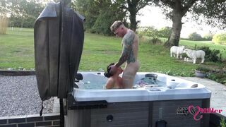 Izgató kinti döngölés a forró jacuzziban egy kéjelgő hétvégén