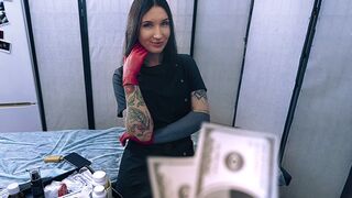 Kívánatos nővér latex kesztyűben segít betegének spermamintát adni
