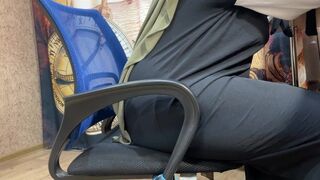 Barim arab felesége beindult a munkahelyén és megdugta magát a bugyijában