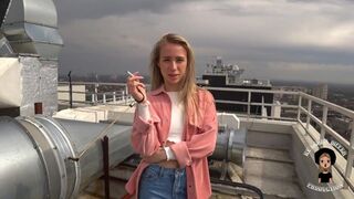 Csábító kéjnő majdnem lenyelte a kukit az utcán