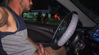 Utcai infó dupla vonzó csajjal a buszmegállóban!