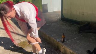 Rajtakaptam a szomszéd tinédzser lányát ivás közben és üveggel büntettem meg a popókáját