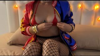 Ufo hancúrozik bele a ellenállhatatlan harley quinnbe piros mikro bikiniben minden lyukba