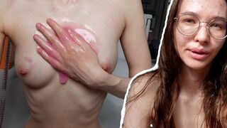 Tökéletes vékony tinédzser pipi mosdatja apró testét és borotválja orbitális vagina ajkait