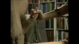 Arcra ülő dominatrix öklözi a rabszolga valagát miközben megdugja
