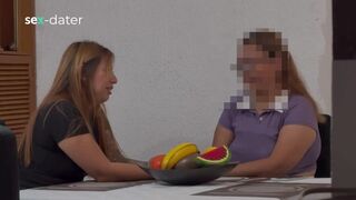 Bájos vén nő ujjazza a tinédzser lezbi puncit, amíg az élvezve élvez