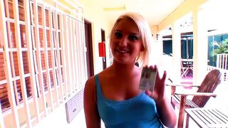 Mickenzie Moore világos szőke főiskolás csajként orálozza és lovagolja a vastag kukacot
