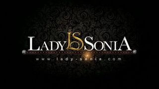Lady Sonia megmutatja a brit MILF csábítását egy zsenge nőci előtt kötözős jelenetben