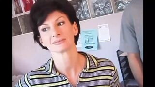Sharon Mitchell feleségként leszopja és hátsó lyukba veszi Mark Wood farkát retro stílusban