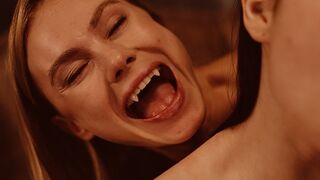 Világos Szőke Vámpír Nancy Ace Uralja Matty Milát a Vampired Csatornán - Bájos Lesbi Jelenet Vörös Harapásokkal