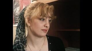 Világos Szőke nagymellű csajok szőrös puncit szopnak óriási farokkal retro jelenetben